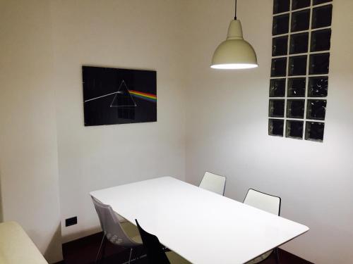パレルモにあるxxxの白いテーブルと椅子(虹付)