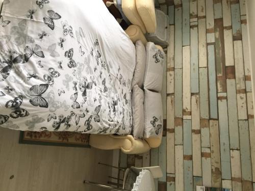 um quarto com uma cama com borboletas em Lark Rise B&B em Wangford