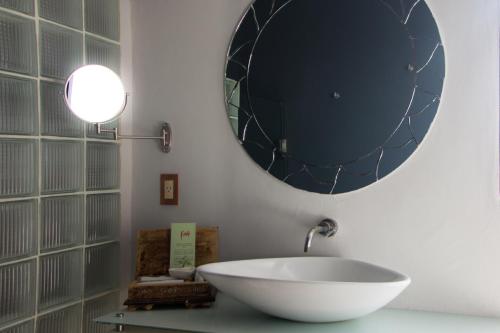 a bathroom with a large mirror and a sink at Kinbe Hotel Boutique in Playa del Carmen