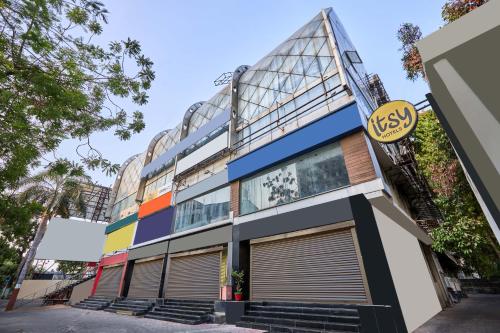 a colorful building with a sisu sign on it at Itsy Hotels Grand CG in Ahmedabad
