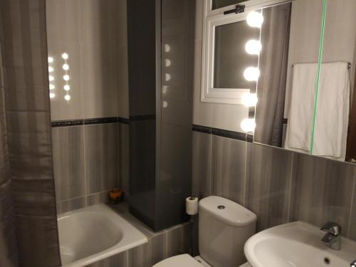 een badkamer met een toilet, een bad en een wastafel bij Panoramic Eden in Paphos City