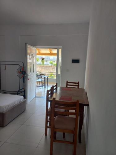 a room with a table and chairs and a dining room at Anna! in Ksamil