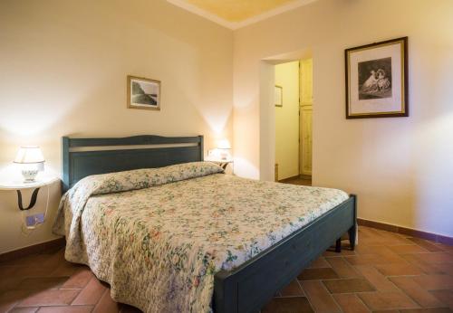 a bedroom with a bed and two lamps in it at Carlino Vacanze in Gaiole in Chianti