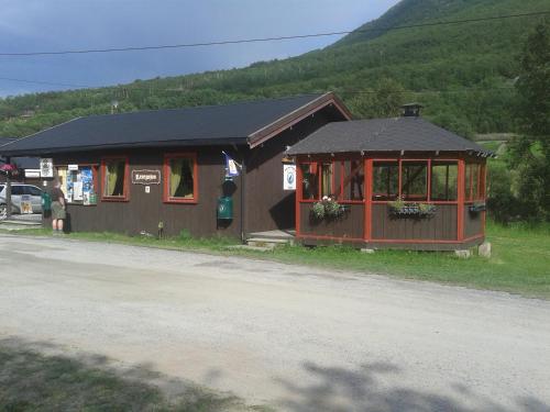 a small building on the side of a road at Magalaupe Camping in Oppdal