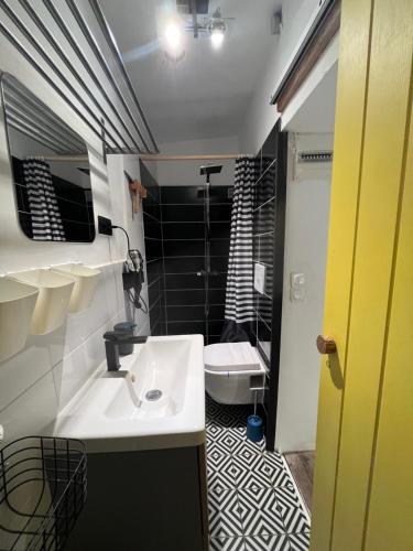 a bathroom with a sink and a toilet at Une pause vacances in Bandol