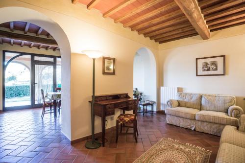 a living room with a couch and a table at Carlino Vacanze in Gaiole in Chianti