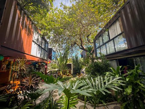 a garden with plants in front of a building at Pousada Unaí in Porto De Galinhas