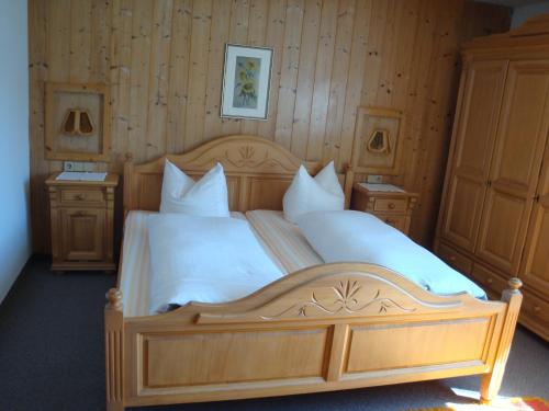 a bedroom with two beds with white pillows at Gästehaus Treichl in Fügen