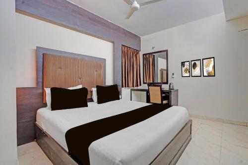 a bedroom with a large bed in a room at Collection O Dhanbad Railway Station Formerly Hotel VIP Residency in Dhanbād