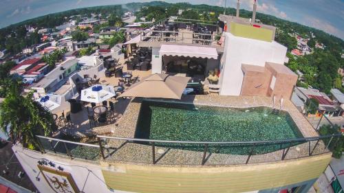 an aerial view of a building with a swimming pool at Hotel & Lounge Las Islas in San Juan Bautista Tuxtepec
