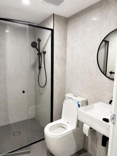 a bathroom with a shower and a toilet and a sink at Granville Studio Ensuite toilet and kitchen in Clyde