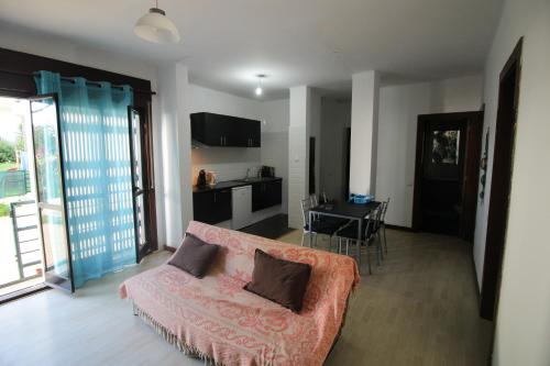 2 bedroom Apartment Falésia Beach tesisinde bir televizyon ve/veya eğlence merkezi
