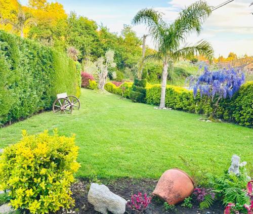 a garden with bushes and flowers and a park at Casa Turistica Nigrán in Nigrán