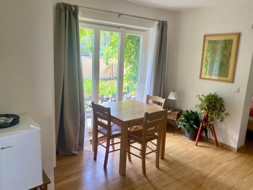 a dining room with a table and chairs and a window at Häuschen mit Gartenblick in Idstein