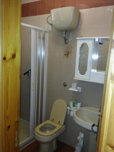 a small bathroom with a toilet and a sink at Oasi Baia Verde in Baia Verde