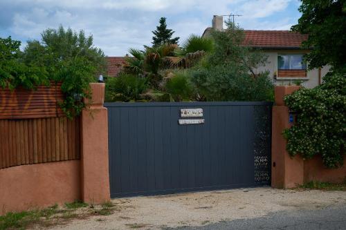 ein blaues Garagentor vor einem Haus in der Unterkunft L'OAZIS de VALENCE in Malissard