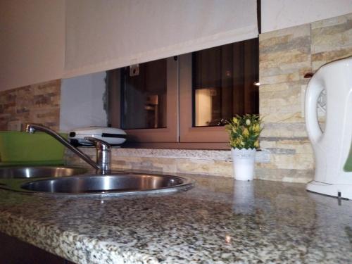 ジェレスにあるA nossa Casa Gerêsのシンクとカウンタートップのあるキッチン
