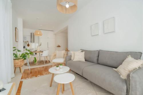 Bright 2BD Apt next to Acropolis