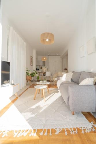 Bright 2BD Apt next to Acropolis