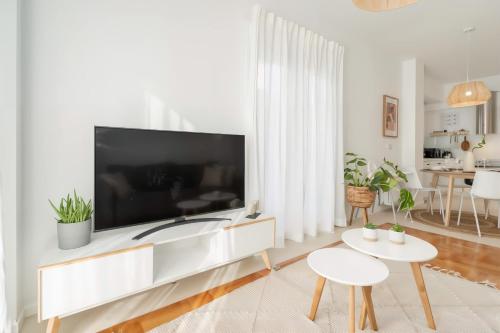 Bright 2BD Apt next to Acropolis