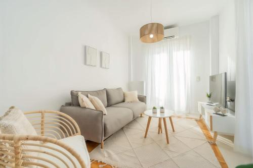 Bright 2BD Apt next to Acropolis