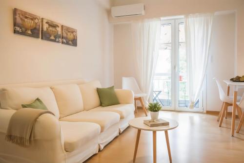 Bright 1BD Minimal Retreat in the Heart of Athens