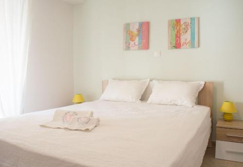 Bright 1BD Minimal Retreat in the Heart of Athens