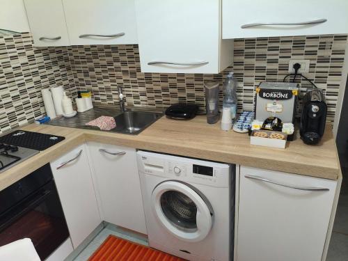 a kitchen with a washing machine on a counter at oasi di Villa Erbosa in Bologna