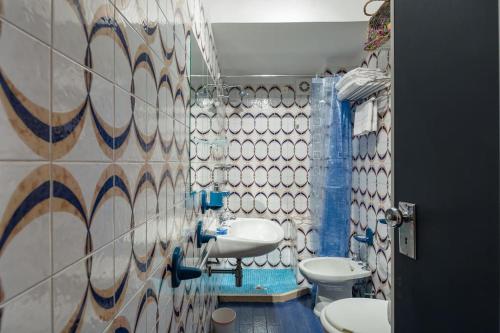 ヴェローナにあるAlle Porte Del Centroのバスルーム(洗面台、トイレ2つ付)
