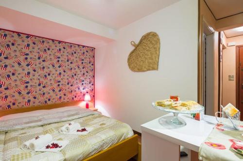 ein Schlafzimmer mit einem Bett und einem Tisch mit Essen in der Unterkunft Alle Porte Del Centro in Verona