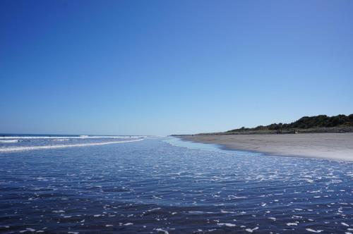 a view of the beach from the shoreline at Fitzroy Beach Holiday Park in New Plymouth