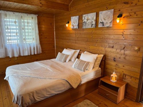 a bedroom with a bed in a log cabin at La samba in Crisan