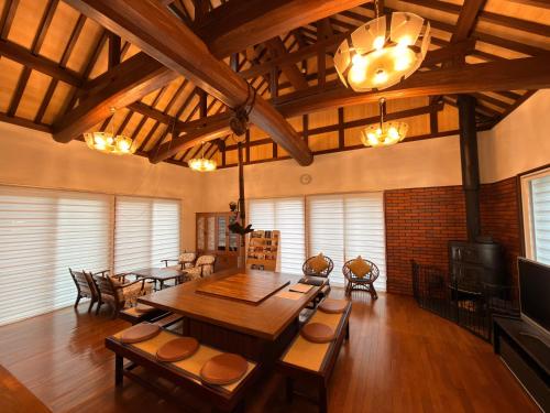 Villa West Hills, Japanese-Style Villa with a Garden, Up to 8 Guests, Parking Free, BBQ Available