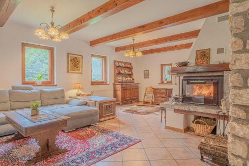 ein Wohnzimmer mit Sofa und Kamin in der Unterkunft Chalet Primus in Soča Valley - Happy Rentals in Soča