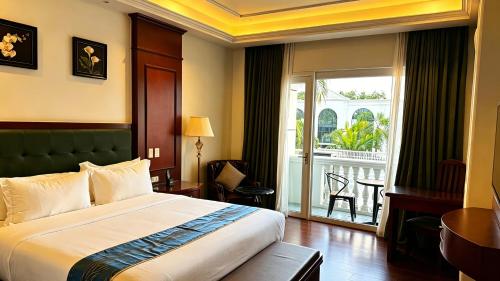 ein Hotelzimmer mit Bett und Balkon in der Unterkunft Madison Crown Hotel in Angeles
