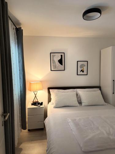 una camera da letto con un letto e una lampada sul comodino di Mendula a Spalato (Split)
