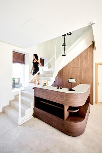 eine Frau, die in einem Haus die Treppe hinaufgeht in der Unterkunft Hôtel Éole Resort - Mons - Shape - Pairi Daiza in Warchaix