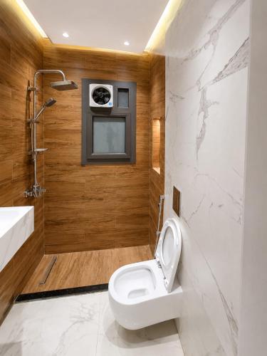 a bathroom with a toilet and a shower and a sink at Cyra gate Suncapital compound شقة في كامبواند صنكابيتال بوابة كايرا بالقرب in ‘Ezbet `Abd el-Ḥamîd