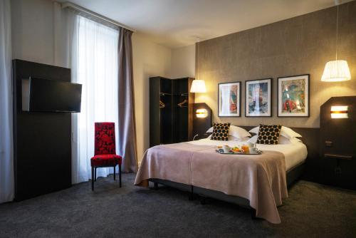 En eller flere senge i et værelse på Hôtel Voltaire Opéra