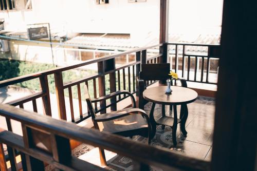 a balcony with a table and chairs on a balcony at i Lanna House in Chiang Mai