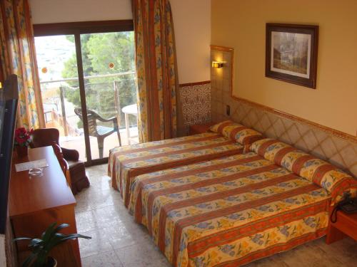 Tempat tidur dalam kamar di Hotel Univers