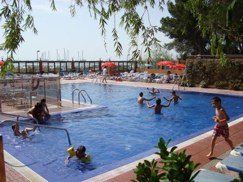 a group of people in a swimming pool at Hotel Univers in Roses