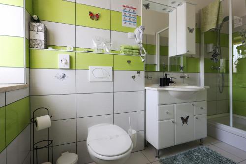 a bathroom with a toilet and a sink at Bed and Breakfast Casa Rustica in Vodnjan
