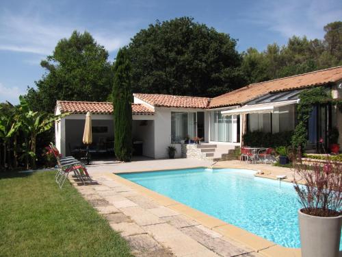 une piscine dans l'arrière-cour d'une maison dans l'établissement Casa Rurale Lou Pichoun Nis, à Belcodène