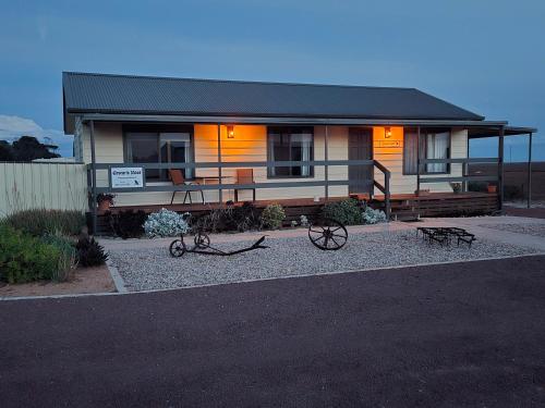 a house with a bike parked in front of it at Wudinna Crow's Nest in Wudinna