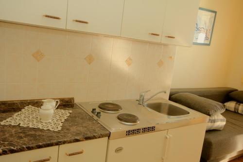 una cucina con lavandino e piano di lavoro di Beautifull sea view apartment a Baška Voda