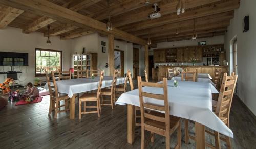 a dining room with a white table and chairs at Kompleks Małe Dolomity in Hucisko