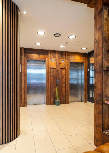a lobby with wooden walls and a tile floor at Hotel Enziana Wien in Vienna