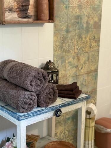 a pile of towels on a table in a bathroom at Mánfa-gyöngy Vendégház in Mánfa