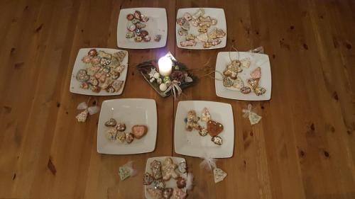 a table with plates of candlesticks and a candle at Kompleks Małe Dolomity in Hucisko